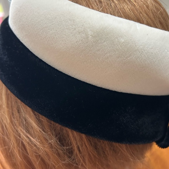 Vintage Black and White pillbox Hat- open top- bow at- black and white velvet - Picture 4 of 7